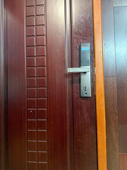 Hình ảnh thực tế sau khi lắp khoá cửa