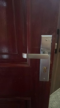 Trước khi lắp khoá cửa thông minh