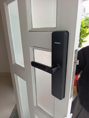 Lắp khoá cửa Philips DDL609 - 5HS tại Hồ Chí Minh giá tốt