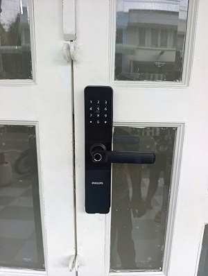 Lắp khoá cửa Philips DDL609 - 5HS tại Hồ Chí Minh tại nhà