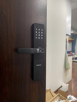 Sau khí lắp khoá thông minh Philips DDL609 - 5HS tại chung cư Intracom